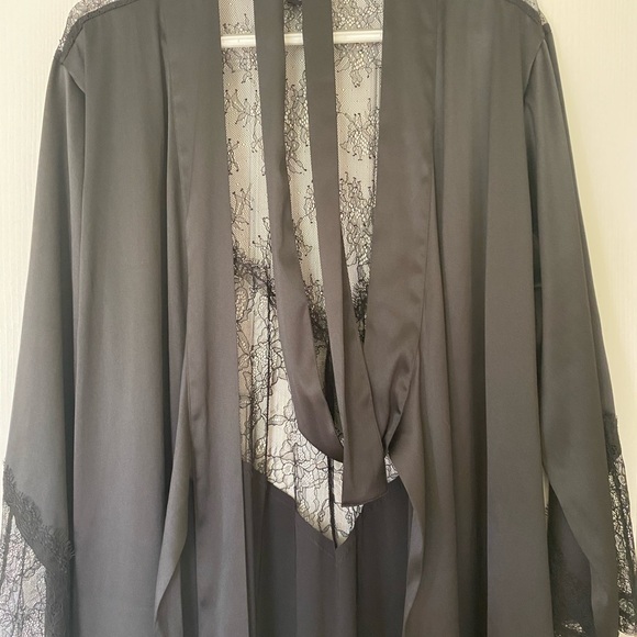 Chantilly Lace Robe👘🖤 - Picture 6 of 7